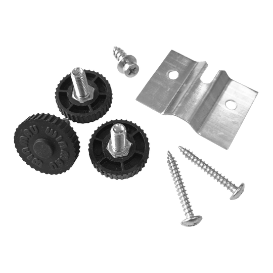Nástěnný držák Winmau Rota-Lock Blade 6 Das Bild zeigt den Winmau Rota-Lock Blade 6 Wandhalterungssatz mit Schrauben, Metallhalterung und schwarzen Befestigungsrädern. Dieses Set wird zur sicheren Wandbefestigung eines Dartboards verwendet.