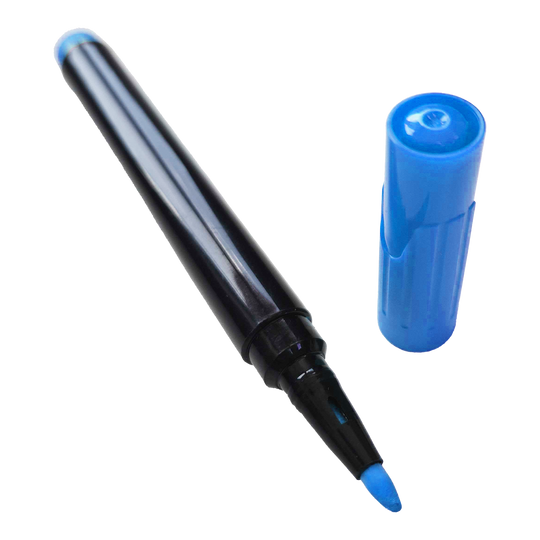 Auf dem Bild ist ein blauer Boardmarker mit abgenommener Kappe zu sehen. Die Spitze des Markers ist ebenfalls blau.
