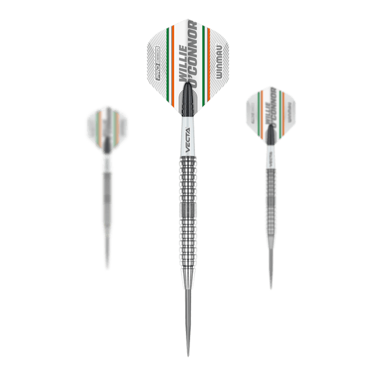 Šipky Winmau Willie O'Connor ocelové - 23g Das Bild zeigt drei Steeldarts des Modells "Winmau Willie O'Connor" mit 23g Gewicht. Die Flights sind mit dem Namen "Willie O'Connor" sowie farbigen Streifen versehen.