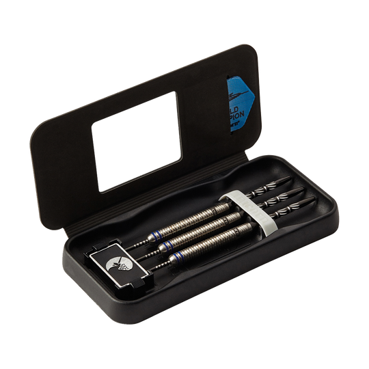 27444_Unicorn_World_Champion_Gary_Anderson_Phase_3_Steeldarts_4 Das Bild zeigt ein Set von drei Steeldarts in einer schwarzen Aufbewahrungsbox. Es handelt sich um die „Unicorn World Champion Gary Anderson Phase 3 Steeldarts“.
