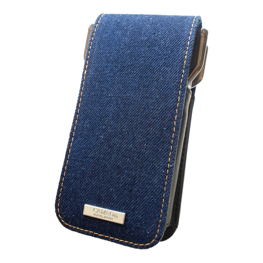 Pouzdro na šipky Cameo Acento Denim Dies ist ein Dartcase aus indigofarbenem Denim-Stoff. Auf der Vorderseite befindet sich ein Metall-Label mit der Aufschrift "CAMEO TOKYO JAPAN".