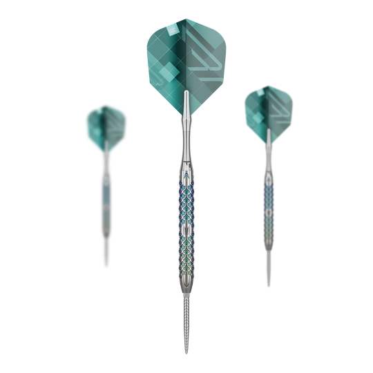Ocelové šipky Target Rove 01 Swiss Point Das Bild zeigt drei Steeldarts des Modells "Target Rove 01 Swiss Point". Die Darts haben silberne Spitzen und einen gemusterten, blauen und silbernen Griff sowie grünliche Flights.