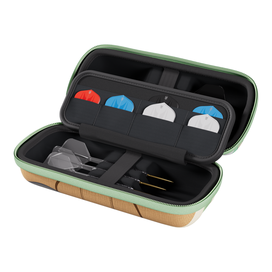 Dies ist das Target Star Wars Boa Dartcase - Grogu, ein Aufbewahrungsetui für Dartzubehör mit Star Wars Design. Auf dem Bild ist das Etui mit einem Motiv von Grogu zu sehen.