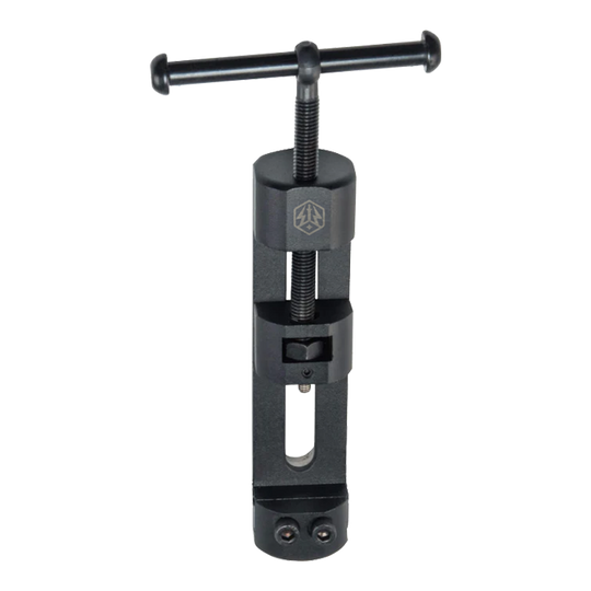 Nástroj na přepichování šipek Caliburn Professional - měnič hrotů Das Bild präsentiert das Caliburn Professional Darts Repointing Tool - Spitzenwechsler. Dieses Produkt erleichtert den Austausch von Dartspitzen.