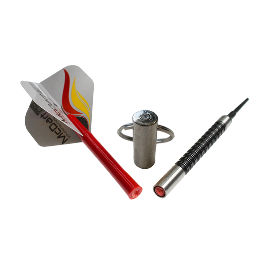 McDart Shaftrestentferner - Silber Das Bild zeigt den McDart Shaftrestentferner in Silber zusammen mit einem Dartpfeil. Das Werkzeug dient zum einfachen Entfernen abgebrochener Shafts aus dem Dartbarrel.