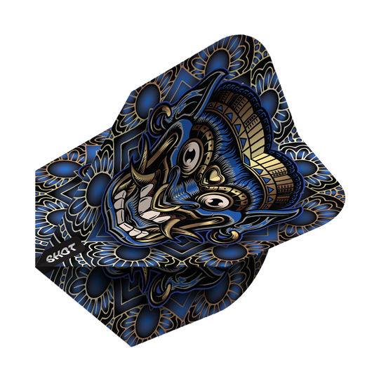 Výstřel z kmenové zbraně Java č. 6 Das Bild zeigt ein Dartflight mit einem auffälligen Tribal-Design in Blau, Gold und Schwarz. In der Mitte ist ein stilisierter, maskenartiger Kopf mit vielen Details zu sehen.