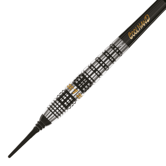 Šipky Red Dragon Luke Humphries Prestige Soft - 20g Das Bild zeigt einen Softdart namens "Red Dragon Luke Humphries Prestige Softdarts - 20g". Der Dart hat ein silber-schwarzes, geriffeltes Design mit goldener Schrift.