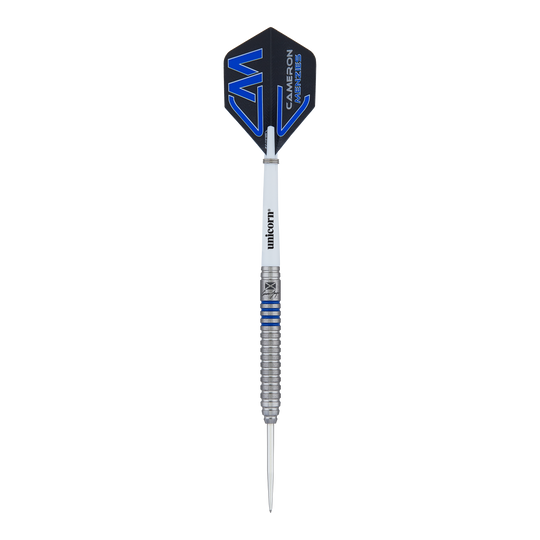 Ocelové šipky Unicorn Contender Cameron Menzies - 23g Das Bild zeigt einen Unicorn Contender Cameron Menzies Steeldart mit einem Gewicht von 23 Gramm. Der Dart hat ein silbernes Barrel mit blauen Akzenten und einem schwarzen Flights mit blauem Design.