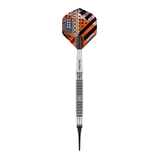 Winmau Jules Van Dongen měkké šipky - 20g Das Bild zeigt einen Winmau Jules Van Dongen Softdart mit einem Gewicht von 20 Gramm. Der Dartpfeil hat ein auffälliges Flight-Design in Orange, Schwarz und Weiß mit dem Namen des Spielers darauf.
