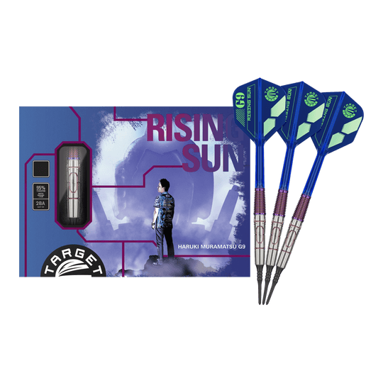 Měkké šipky Target Japan Haruki Muramatsu Rising Sun GEN9 2BA - 21,5g Das Bild zeigt das Produkt "Target Japan Haruki Muramatsu Rising Sun GEN9 2BA Softdarts - 21,5g" mit einer farbigen Verpackung und drei blauen Softdarts. Auf der Verpackung ist eine Person abgebildet und der Schriftzug "Rising Sun" deutlich zu sehen.
