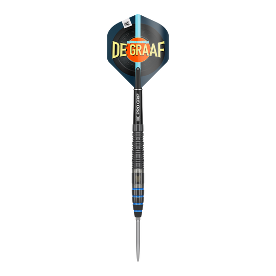 Das Bild zeigt einen Target Jeffrey De Graaf GEN1 Swiss Point Steeldart mit 23g Gewicht. Der Dart hat einen schwarzen Schaft und blaue Akzente am Griff, auf dem Flight steht "DE GRAAF".