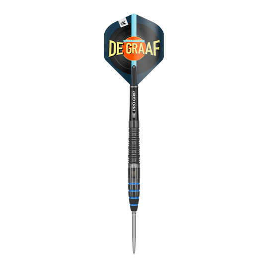 Terč Jeffrey De Graaf GEN1 Swiss Point Steeldarts - 23g Das Bild zeigt einen Target Jeffrey De Graaf GEN1 Swiss Point Steeldart mit 23g Gewicht. Der Dart hat einen schwarzen Schaft und blaue Akzente am Griff, auf dem Flight steht "DE GRAAF".