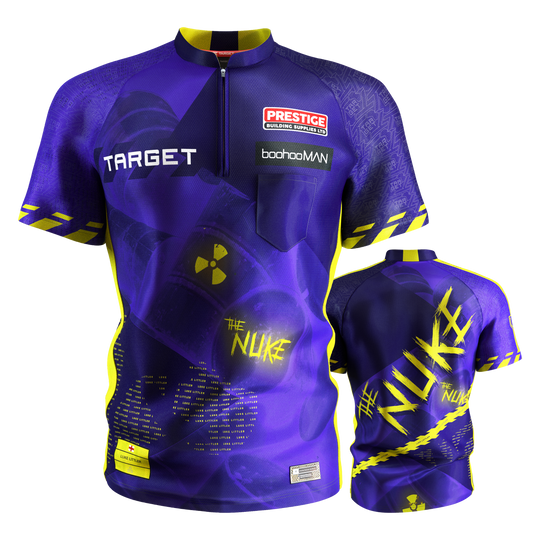 Das Bild zeigt das Target Coolplay Luke Littler 2025 Dartshirt in Blau und Gelb mit auffälligem Design. Auf dem Shirt sind verschiedene Logos, der Schriftzug "THE NUKE" und mehrere Sponsoren zu sehen.