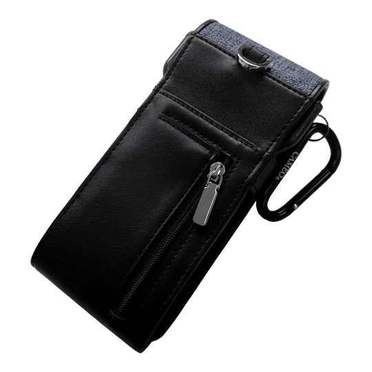 Dies ist ein schwarzes Etui mit einem Reißverschlussfach auf der Vorderseite. Oben hat es einen blauen Stoffabschnitt und einen Metallclip zur Befestigung.