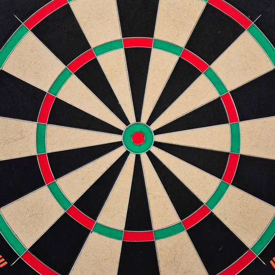 Ocelový terč GOAT Proscore PWR Das Bild zeigt das Produkt GOAT Proscore PWR Steeldartboard. Es handelt sich um ein hochwertiges Steeldartboard für Dartspieler.