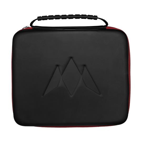 Peněženka Mission Luxor Dart Dies ist eine schwarze Tragetasche mit rotem Reißverschluss und einem geprägten Logo auf der Vorderseite. Oben befindet sich ein Griff, um die Tasche leicht zu tragen.