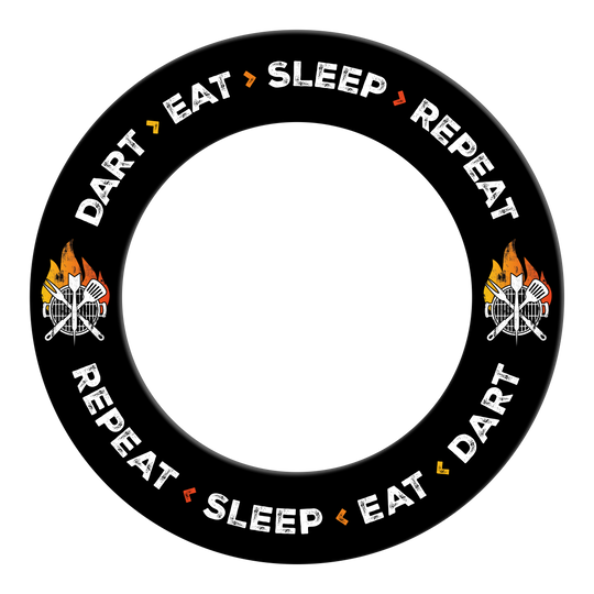Dieses Bild zeigt einen Dartboard-Surround mit dem Text "DART EAT SLEEP REPEAT" in weißer Schrift auf schwarzem Hintergrund. Es sind außerdem zwei Grill-Motive mit Flammen auf gegenüberliegenden Seiten abgebildet.