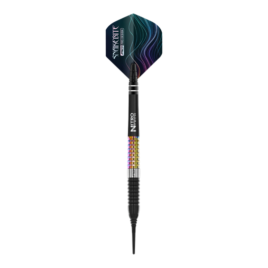 Das Bild zeigt einen Red Dragon Peter Wright Corra Softdart mit einem Gewicht von 18 Gramm. Der Dart hat bunte Griffbereiche und einen schwarz-blauen Flight mit dem Aufdruck "Snakesbite".