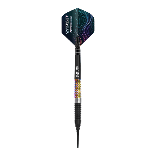 Šipky Red Dragon Peter Wright Corra Soft - 18g Das Bild zeigt einen Red Dragon Peter Wright Corra Softdart mit einem Gewicht von 18 Gramm. Der Dart hat bunte Griffbereiche und einen schwarz-blauen Flight mit dem Aufdruck "Snakesbite".