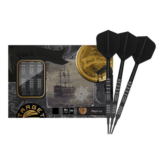 Das Bild zeigt das Produkt "Target Japan Black Marque Draco GEN2 Softdarts - 20g" in einer ansprechend gestalteten Verpackung. Drei schwarze Softdarts liegen neben der Verpackung, die im Piratenstil mit Goldmünzen und einem Schiff illustriert ist.