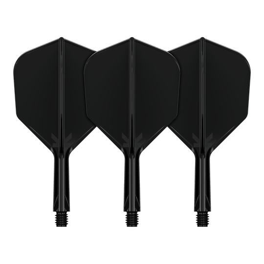 Letový systém Target K-Flex No6 - černý Das Bild zeigt drei schwarze Dart-Flights mit Schaft. Sie sind nebeneinander auf einem schwarzen Hintergrund angeordnet.