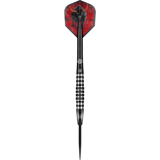 66937_Shot_Americana_The_Wrangler_Steeldarts_1YJmR4FC6x0paj Dieses Bild zeigt einen modernen Steeldartpfeil mit einer schwarz-silbernen Metallspitze. Die Dartflügel sind rot und zeigen das Bild eines schwarzen Stiers.