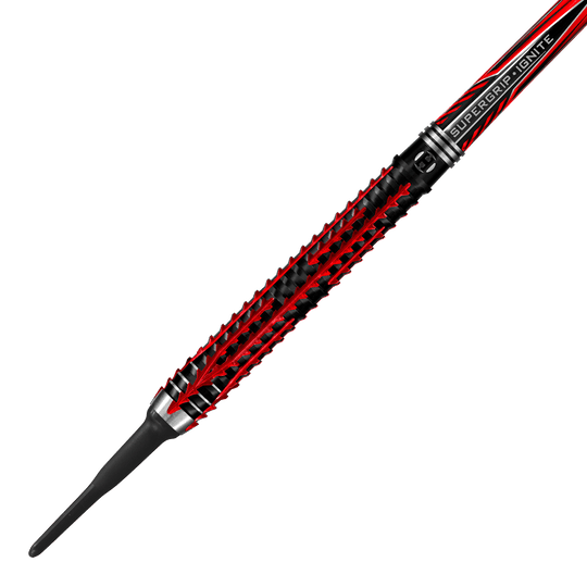 HA27071_Harrows_Fire_Inferno_Softdarts_2 Das Bild zeigt einen Harrows Fire Inferno Softdart mit auffälligem rot-schwarzem Design. Im Hintergrund sind bunte, gestreifte Muster in Rot-, Grau- und Rosatönen zu sehen.
