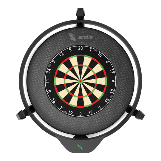 Obložení terče Scolia Stealth Scolia Stealth Dartboard Surround ist auf diesem Bild zu sehen. Das Produkt schützt die Wand rund um die Dartscheibe.