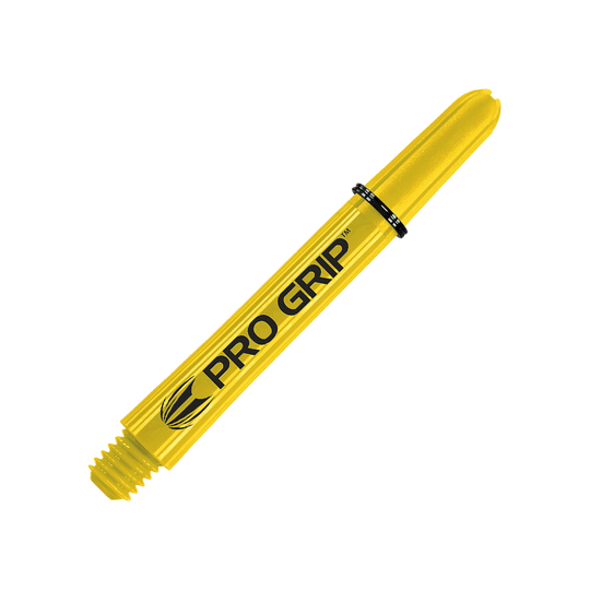 Target Pro Grip Shafts – 3 sady – žlutá Das Bild zeigt einen gelben Dart-Schaft mit der Aufschrift "PRO GRIP". Der Schaft liegt schräg vor einem gelben, gestreiften Hintergrund.