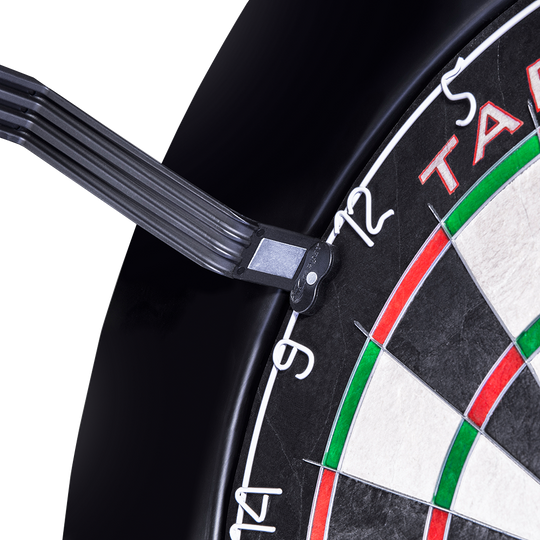 Das Bild zeigt einen LED-Beleuchtungsring, der an einem Dartboard befestigt ist. Das Produkt heißt "Target CORONA Vision LED Dartboard Lighting System".