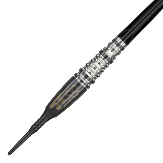Das Bild zeigt einen Softdart namens "Target Japan Junya Koikawa Charm Smash GEN3" mit einem Gewicht von 18 Gramm. Der Dart hat ein elegantes Design mit silbernen Rillen und goldenen Blumenmustern auf einem schwarzen Hintergrund.