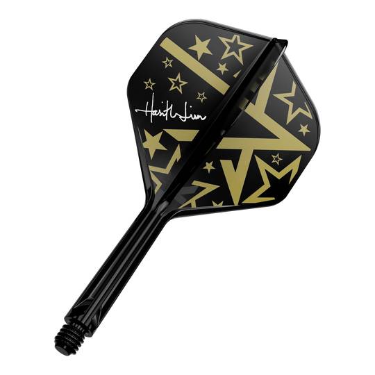 Target Japan K-Flex Hot Shot No2 Standardní letový hřídelový systém Dies ist ein schwarzer Dart-Flügel mit goldenen Sternen und Linien als Muster. Auf dem Flügel befindet sich außerdem eine weiße Unterschrift.