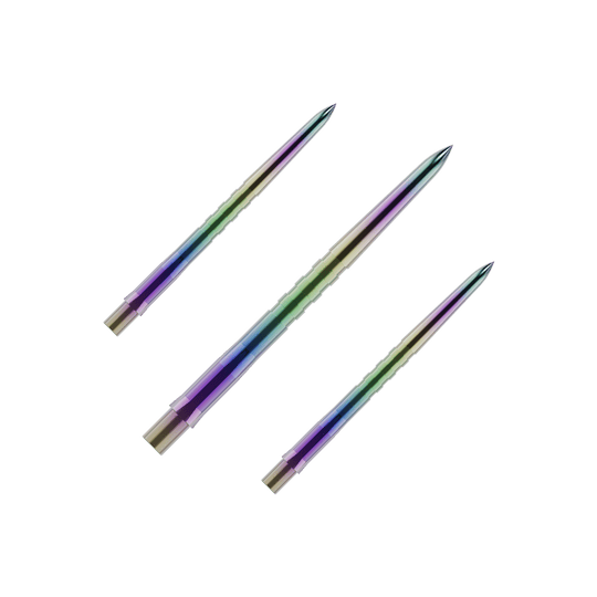 Špičky šipek Mission Caliburn EVO - drážkované - korálové Das Bild zeigt drei bunte, gerillte Steeldartspitzen nebeneinander. Die Spitzen haben einen schimmernden Farbverlauf in Grün, Blau, Lila und Gelb.
