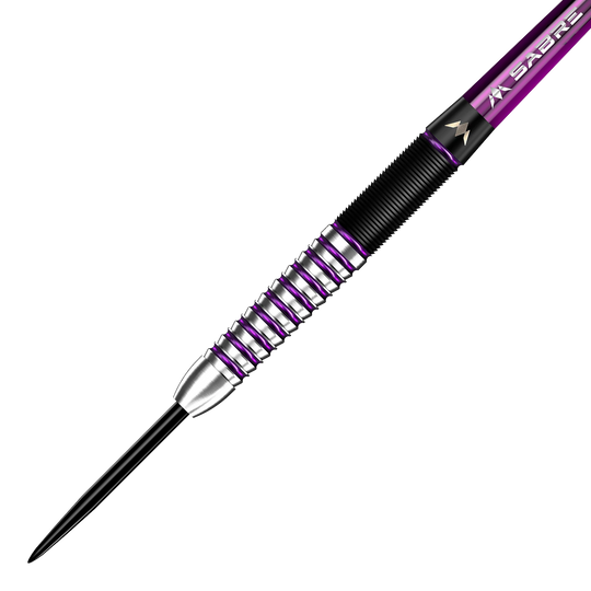 Auf dem Bild ist ein Steeldart aus der Serie "Mission James Hurrell Hillbilly Black Purple" zu sehen. Der Dart hat ein schwarzes und silbernes Griffstück mit auffälligen lila Akzenten.