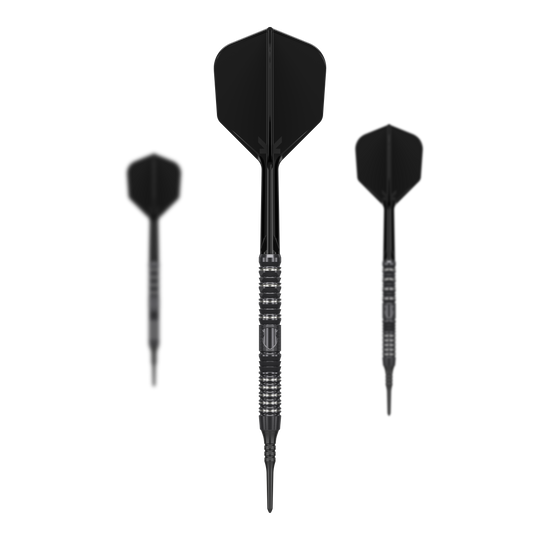Měkké šipky Target Japan Black Marque Draco GEN2 - 20g Das Bild zeigt drei schwarze Softdarts mit unterschiedlich großen Flights. In der Mitte befindet sich der Target Japan Black Marque Draco GEN2 Softdart mit einem Gewicht von 20g.