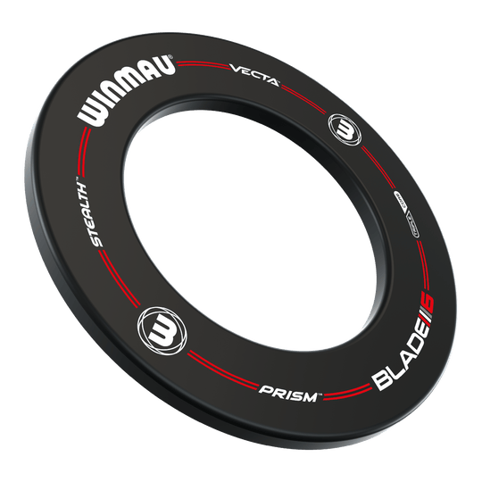 Winmau Pro-Line Blade 6 Dartboard Surround Auf dem Bild ist das Winmau Pro-Line Blade 6 Dartboard Surround zu sehen. Der schwarze Surround-Ring hat weiße und rote Schriftzüge sowie Logos aufgedruckt.