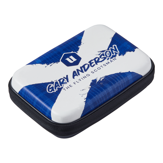 Peněženka na šipky Unicorn Ultra Gary Anderson Das Bild zeigt das Produkt "Unicorn Ultra Gary Anderson Dartwallet". Die Darttasche ist mit einem blauen und weißen Design sowie dem Namen "Gary Anderson" und dem Schriftzug "The Flying Scotsman" bedruckt.