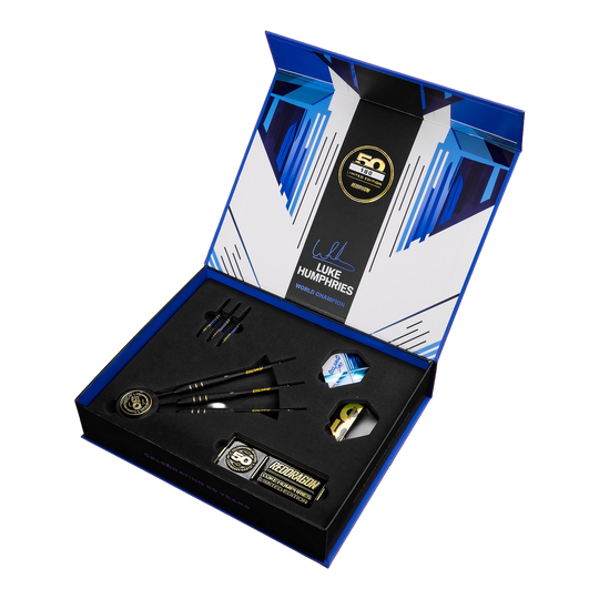 Dieses Bild zeigt den Red Dragon Luke Humphries 50 Years Player Limited Edition Steeldarts - 22g. Die Darts sind zur Feier des 50-jährigen Jubiläums von Luke Humphries entworfen.