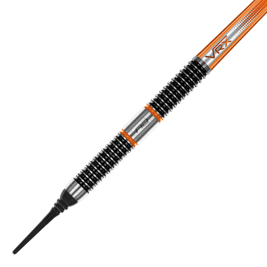 Šipky Red Dragon Amberjack 18 měkkých - 20g Das Bild zeigt einen Red Dragon Amberjack 18 Softdart mit einem Gewicht von 20 Gramm. Der Dartpfeil hat ein markantes Design mit schwarzen und silbernen Rillen sowie orangen Akzenten.