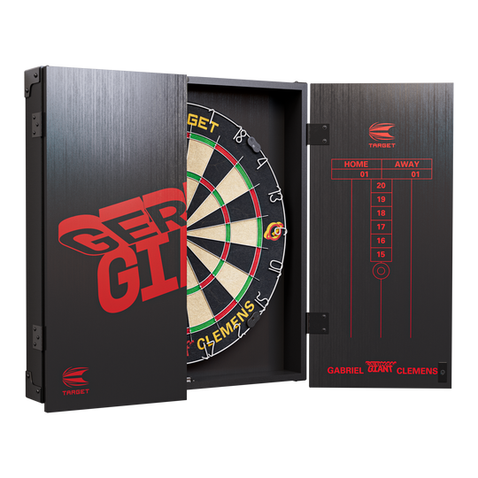 Das Bild zeigt das "Target Gabriel Clemens Kabinet Dartboard Set" mit einer teilweise geöffneten Schranktür. Im Inneren befindet sich eine Dartscheibe und auf der Tür ist eine Punktetafel aufgedruckt.