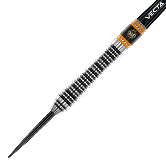Ocelové šipky Winmau Danny Noppert Signature Edition 2 Das Bild zeigt einen Winmau Danny Noppert Signature Edition 2 Steeldart. Der Dart hat ein silbernes und schwarzes Rillendesign mit orangenen Akzenten.