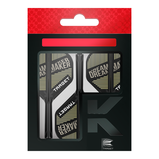 Das Bild zeigt eine Verpackung mit Dart-Flights und Schäften der Marke Target. Auf den Flights steht der Text "DREAM MAKER".
