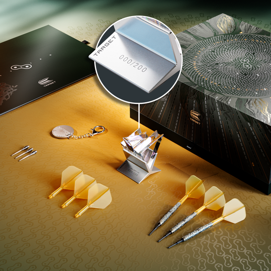 Das Bild zeigt das exklusive Set der "Target Elysian 10 Limited Edition Softdarts - 20g" mit hochwertigem Zubehör. Im Vordergrund sind drei Darts, Ersatzspitzen, Flights, ein Schlüsselanhänger und eine edle Trophäe sowie die stilvolle Verpackung zu sehen.