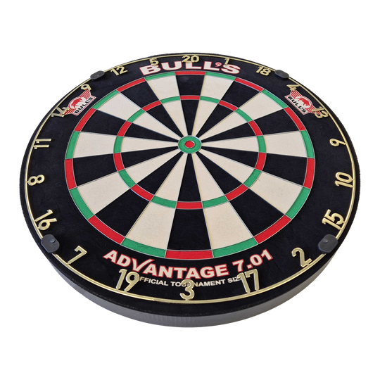Das Bild zeigt die Bulls NL Advantage 701 Steeldartboard. Die Dartscheibe hat eine offizielle Turniergröße und ist in klassischen Farben gestaltet.