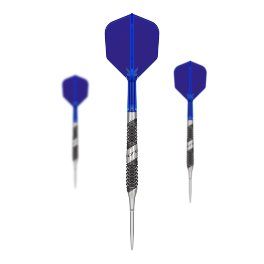Šipky Target 975 Ultra Marine 02 Swiss Point ocelové Das Bild zeigt drei Steeldarts des Produkts "Target 975 Ultra Marine 02 Swiss Point". Die Darts haben blaue Flights und silber-schwarze Barrels mit einem strukturierten Griff.