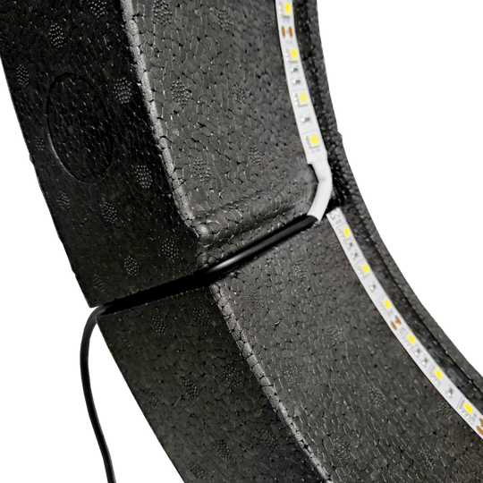 Systém prostorového osvětlení Bulls NL Lumo Light Das Bild zeigt das „Bulls NL Lumo Light Surround Beleuchtungssystem“ mit LED-Leuchtstreifen auf einer schwarzen, strukturierten Oberfläche. Ein Kabel ist ebenfalls an das Beleuchtungssystem angeschlossen.