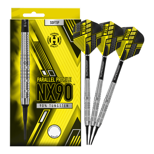 Harrows NX90 Parallel Softdarts Das Bild zeigt eine Packung der Harrows NX90 Parallel Softdarts mit gelb-schwarzem Design. Daneben liegen drei silberne Softdarts mit schwarzen und gelben Flights.