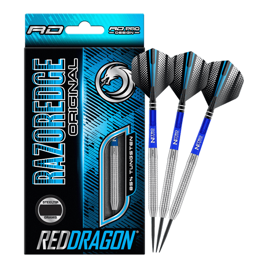 Das Bild zeigt eine Packung „Red Dragon Razor Edge Original Steeldarts - 24g“ und drei dazugehörige Dartpfeile. Die Verpackung ist hauptsächlich blau und schwarz gestaltet und hebt den Schriftzug „RAZOREDGE ORIGINAL“ sowie „85% TUNGSTEN“ hervor.