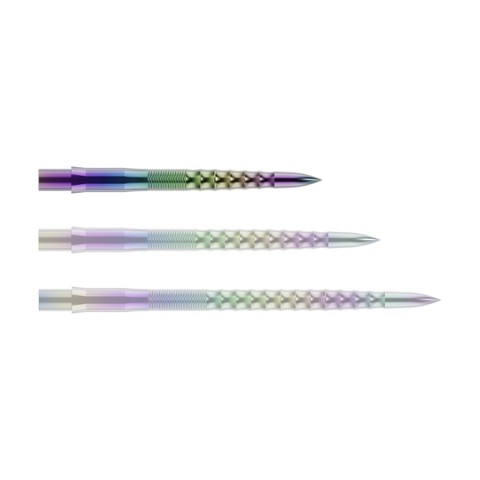 Auf dem Bild sind drei bunte Steeldartspitzen mit einem geriffelten und gewellten Muster zu sehen. Sie liegen parallel nebeneinander auf einem grünen Hintergrund.