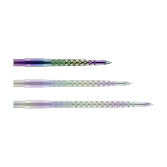 Špičky na šipky Mission Caliburn EVO - Ripple - Coral Auf dem Bild sind drei bunte Steeldartspitzen mit einem geriffelten und gewellten Muster zu sehen. Sie liegen parallel nebeneinander auf einem grünen Hintergrund.